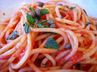 SPAGHETTI CON POMODORO, CAPPERI E  MENTA